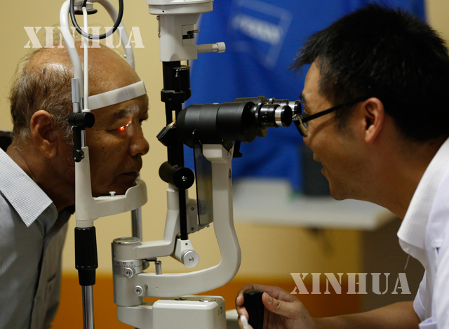 တရုတ် နိုင်ငံမှ ဆရာဝန် တစ်ဦးက မြန်မာနိုင်ငံရှိ မျက်စိ ဝေဒနာရှင် တစ်ဦးအား စစ်ဆေး ကြည့်ရှုနေစဉ်(ဆင်ဟွာ)