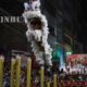 ၁၄ကြိမ်မြောက် တရုတ်ရိုးရာခြင်္သေ့နဂါးစွမ်းရည်ပြပွဲတွင် ခြင်္သေ့အက စွမ်းရည်ပြသမှုအားတွေ့ရစဉ် (ဆင်ဟွာ)