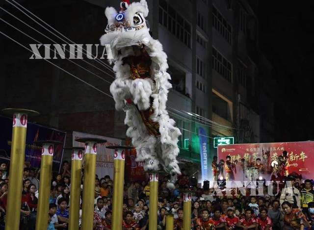 ၁၄ကြိမ်မြောက် တရုတ်ရိုးရာခြင်္သေ့နဂါးစွမ်းရည်ပြပွဲတွင် ခြင်္သေ့အက စွမ်းရည်ပြသမှုအားတွေ့ရစဉ် (ဆင်ဟွာ)