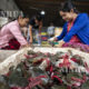 တရုတ်နိုင်ငံ အနောက်တောင်ပိုင်း ယူနန်ပြည်နယ်၊ Ruili မြို့ရှိ ဈေးတစ်ခုတွင် မြန်မာနိုင်ငံမှ တင်ပို့လာသော ဂဏန်းကောင်များကို အလုပ်သမားများ ရွေးချယ်နေသည်ကို ၂၀၁၉ ခုနှစ် နိုဝင်ဘာ ၅ ရက်က တွေ့ရစဉ် (ဆင်ဟွာ)