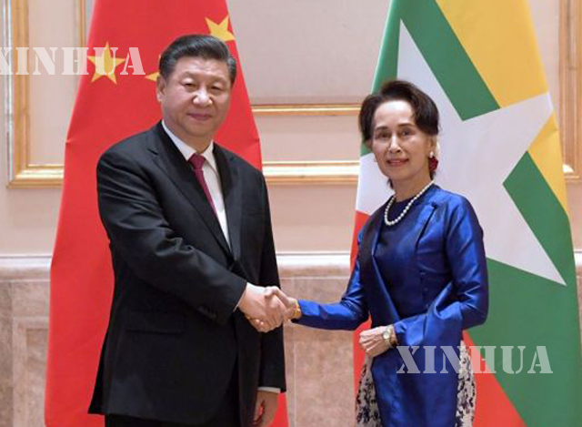 တရုတ်နိုင်ငံ သမ္မတ ရှီကျင့်ဖိန်နှင့် မြန်မာနိုင်ငံ နိုင်ငံတော်၏အတိုင်ပင်ခံပုဂ္ဂိုလ် ဒေါ်အောင်ဆန်းစုကြည်တို့ ဇန်နဝါရီ ၁၇ ရက်က တွေ့ဆုံစဉ် (ဆင်ဟွာ)