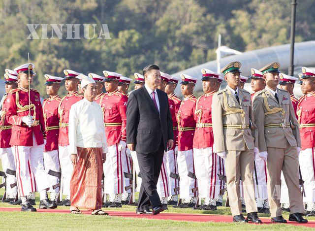 မြန်မာနိုင်ငံ သမ္မတ ဦးဝင်းမြင့် နှင့် တရုတ် နိုင်ငံသမ္မတ ရှီကျင့်ဖိန်တို့က ဂုဏ်ပြုတပ်ဖွဲ့အား စစ်ဆေးနေမှုအား တွေ့ရစဉ်(ဆင်ဟွာ)