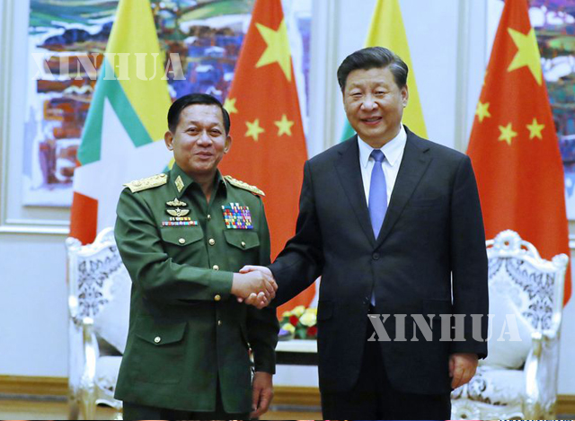 တရုတ် နိုင်ငံ သမ္မတ ရှီကျင့်ဖိန် နှင့် မြန်မာနိုင်ငံ တပ်မတော် ကာကွယ်ရေး ဦးစီးချုပ် ဗိုလ်ချုပ်မှူးကြီး မင်းအောင်လှိုင်တို့ တွေ့ဆုံစဉ်(ဆင်ဟွာ)