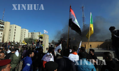 အီရတ်နိုင်ငံရှိ အမေရိကန်သံရုံးအပြင်ဘက်တွင် ဒီဇင်ဘာ ၃၁ ရက်က ဆန္ဒပြနေသူများအားတွေ့ရစဉ်(ဆင်ဟွာ)