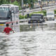 အင်ဒိုနီးရှားနိုင်ငံ ဂျကာတာမြို့ရှိ လမ်းမများနှင့် ရပ်ကွက်များအတွင်း ရေလျှံနေသည်ကို တွေ့ရစဉ် (ဆင်ဟွာ)