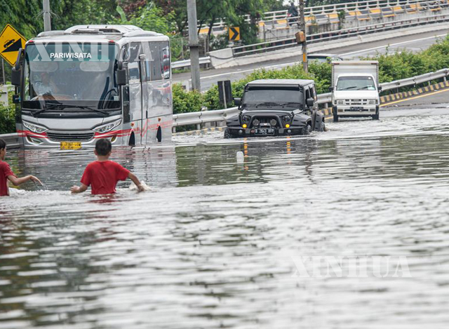 အင်ဒိုနီးရှားနိုင်ငံ ဂျကာတာမြို့ရှိ လမ်းမများနှင့် ရပ်ကွက်များအတွင်း ရေလျှံနေသည်ကို တွေ့ရစဉ် (ဆင်ဟွာ)