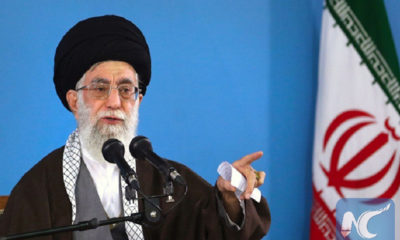 အီရန်နိုင်ငံ ထိပ်တန်းခေါင်းဆောင် အယာတိုလာ အလီ ခါမေနီအား တွေ့ရစဉ် (ဆင်ဟွာ)