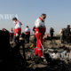 အီရန်နိုင်ငံတွင် ဘိုးရင်း 737 လေယာဉ် ပျက်ကျသွားသည့်နေရာတွင် ကယ်ဆယ်ရေးသမားများ လုပ်ကိုင်နေကြသည်ကို တွေ့ရစဉ် (ဆင်ဟွာ)