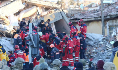 တူရကီနိုင်ငံ အရှေ့ပိုင်းတွင် ဇန်နဝါရီ ၂၄ ရက်က လှုပ်ခတ်ခဲ့သည့် ငလျင်ကြောင့် ပျက်စီးနေသည့် အဆောက်အဦများအကြား ကယ်ဆယ်ရေးလုပ်ငန်းများ ဆောင်ရွက်နေသည်ကို တွေ့ရစဉ် (ဓာတ်ပုံ-အင်တာနက်)