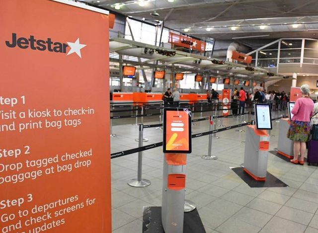 ဩစတြေးလျနိုင်ငံ နိုင်ငံတကာလေဆိပ်တစ်ခု၌ Jetstar လေကြောင်းလိုင်းမှ ဝန်ထမ်းများ အလုပ်မဆင်းသောကြောင့် လုပ်ငန်းလည်ပတ်မှု ရပ်ဆိုင်းနေသည်ကိုတွေ့ရစဉ်(ဓာတ်ပုံ-အင်တာနက်)