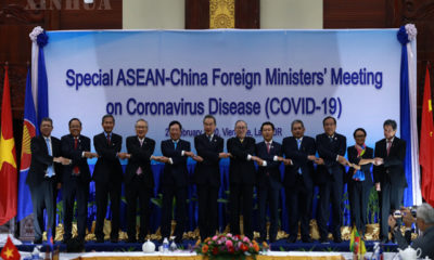 တရုတ်-အာဆီယံ COVID-19 ရောဂါ ဆိုင်ရာ နိုင်ငံခြားရေးဝန်ကြီးများ အထူးအစည်းအဝေး တွင် ဝန်ကြီးများ လက်ချင်းချိတ် ၍ အမှတ်တရ ဓါတ်ပုံ ရိုက်ကူးစဉ် (ဆင်ဟွာ)