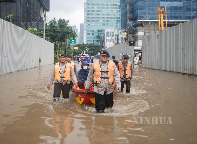 အင်ဒိုနီးရှား နိုင်ငံ ၊ ဂျကာတာမြို့၌ ရေကြီးရေလျှံမှုကြောင့် လူများ ပြောင်းရွှေ့နေသည်ကို ဖေဖော်ဝါရီ ၂၅ ရက်က တွေ့ရစဉ်(ဆင်ဟွာ)