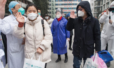 တရုတ်နိုင်ငံ၌ COVID-19 ရောဂါ သက်သာပျောက်ကင်း၍ ဆေးရုံဆင်းခွင့်ရရှိသူများအား တွေ့ရစဉ် (ဆင်ဟွာ)