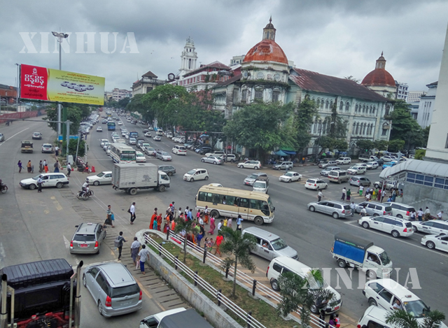 ရန်ကုန်မြို့၌ မော်တော်ယာဉ်များ သွားလာနေမှုမြင်ကွင်း (ဆင်ဟွာ)