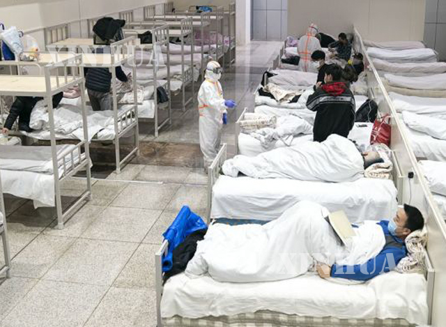တရုတ် နိုင်ငံ ဝူဟန့်မြို့ရှိ ယာယီဆေးရုံ တစ်ခု၌ တက်ရောက် ကုသမှု ခံယူနေသော လူနာများအား တွေ့ရစဉ်(ဆင်ဟွာ)