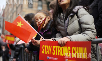တရုတ်နှစ်ကူး နွေဦးပွဲတော်ကို ဖေဖော်ဝါရီ ၉ ရက်က အမေရိကန်နိုင်ငံ နယူးယောက်မြို့ တရုတ်တန်းတွင် ကျင်းပနေသည်ကို တွေ့ရစဉ် (ဆင်ဟွာ)