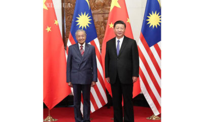 တရုတ်နိုင်ငံသမ္မတ ရှီကျင့်ဖိန်နှင့် မလေးရှားနိုင်ငံ ဝန်ကြီးချုပ် မဟာသီယာ မိုဟာမက်အား တွေ့ရစဉ်(ဆင်ဟွာ)