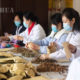 တရုတ်တိုင်းရင်းဆေးကုသရေး ဝန်ထမ်းများအား တွေ့ရစဉ် (ဆင်ဟွာ)
