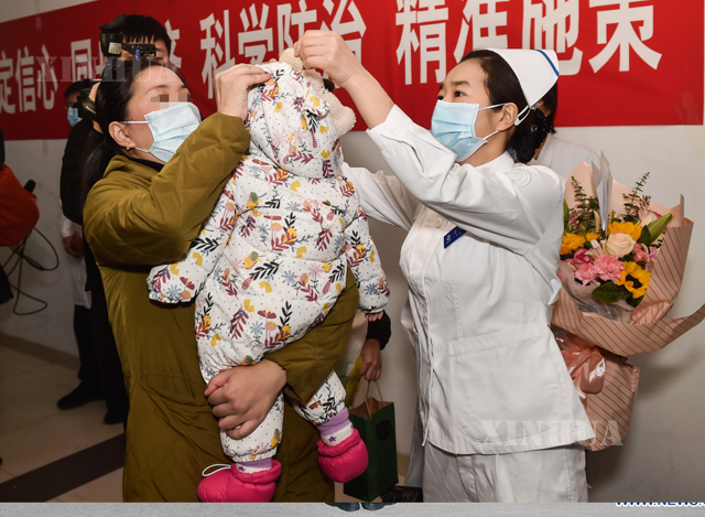 တရုတ်နိုင်ငံ ပေကျင်းမြို့တွင် COVID -19ရောဂါ သက်သာပျောက်ကင်း၍ ဆေးရုံဆင်းခွင့်ရရှိသူကလေးငယ်တစ်ဦးအား တွေ့ရစဉ်(ဆင်ဟွာ)