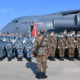 PLA လေတပ်မှ လေယာဉ်များဖြင့် ရောက်ရှိလာသည့် ဆေးတပ်ဖွဲ့ဝင်များအား တွေ့ရစဉ် (ဆင်ဟွာ)
