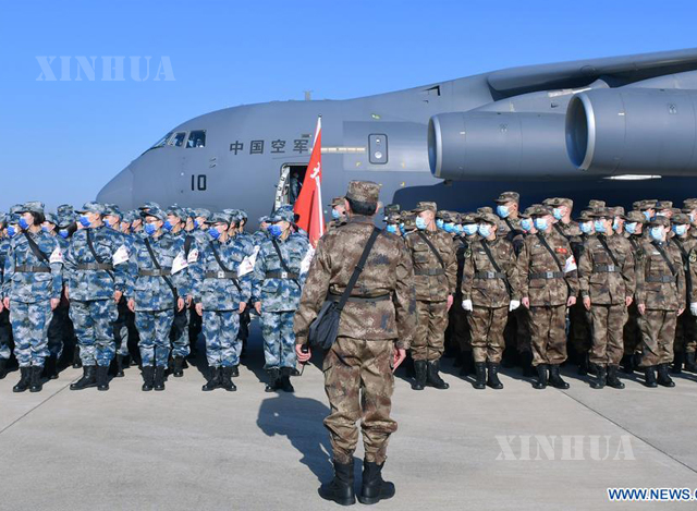 PLA လေတပ်မှ လေယာဉ်များဖြင့် ရောက်ရှိလာသည့် ဆေးတပ်ဖွဲ့ဝင်များအား တွေ့ရစဉ် (ဆင်ဟွာ)