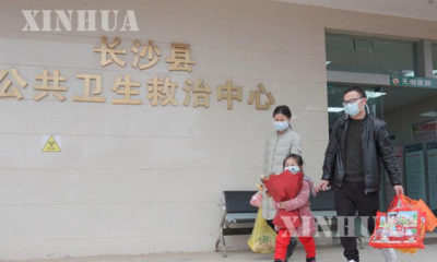တရုတ်နိုင်ငံ ဟူနန်ပြည်နယ် Changsha မြို့ တွင် ရောဂါသက်သာ၍ ဆေးရုံမှဆင်းလာသော အသက် ၄ နှစ်အရွယ် ကလေးငယ်ကို ၎င်း၏ မိဘများနှင့်အတူ ဖေဖော်ဝါရီ ၁ ရက် ကတွေ့ရစဉ်(ဆင်ဟွာ)