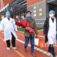 တရုတ်နိုင်ငံ၌ ကိုရိုနာဗိုင်းရပ်စ်ကူးစက်ခံရမှုမှ ရောဂါသက်သာလာ၍ ဆေးရုံဆင်းခွင့်ရသောလူနာအားတွေ့ရစဉ်(ဆင်ဟွာ)