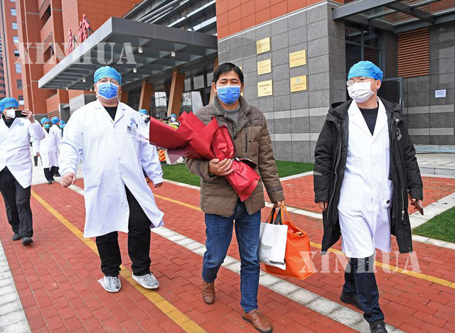 တရုတ်နိုင်ငံ၌ ကိုရိုနာဗိုင်းရပ်စ်ကူးစက်ခံရမှုမှ ရောဂါသက်သာလာ၍ ဆေးရုံဆင်းခွင့်ရသောလူနာအားတွေ့ရစဉ်(ဆင်ဟွာ)