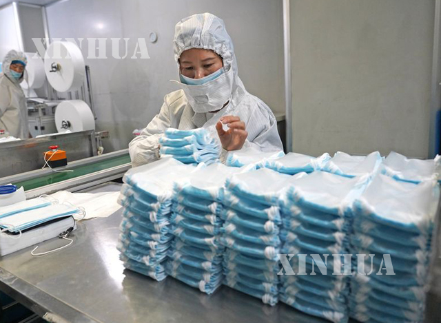 တရုတ် နိုင်ငံ၌ ဆေးဘက်ဆိုင်ရာ အသုံးအဆောင်များ ဖြစ်သည့် နှာခေါင်းစည်း နှင့် အကာအကွယ် ဝတ်စုံများ ထုတ်လုပ်နေမှုအား တွေ့ရစဉ်(ဆင်ဟွာ)