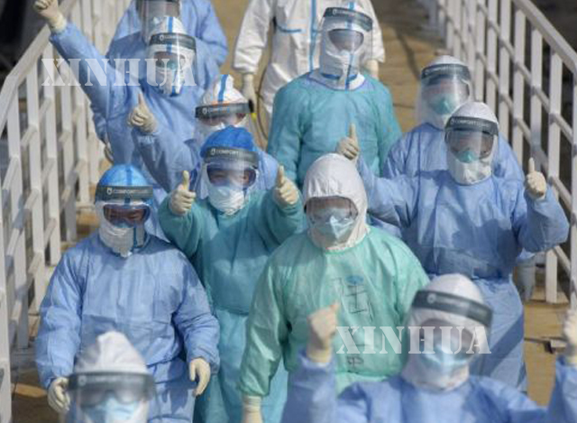 တရုတ်နိုင်ငံ အလယ်ပိုင်း ဟူပေပြည်နယ်၊ ဝူဟန့်မြို့ ဟောဆန်ဆန်းဆေးရုံရှိ ကျန်းမာရေးဝန်ထမ်းများအား တွေ့ရစဉ် (ဆင်ဟွာ)