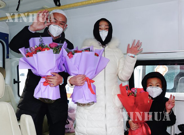 တရုတ်နိုင်ငံ၌ ကိုရိုနာဗိုင်းရပ်စ်ကူးစက်ခံရမှုမှ သက်သာလာ၍ ဆေးရုံဆင်းခွင့်ရသော လူနာများအားတွေ့ရစဉ်(ဆင်ဟွာ)