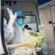 တရုတ်နိုင်ငံ အနောက်မြောက်ပိုင်း ဆေးရုံတစ်ခု၌ လူနာတင်ယာဉ်ပေါ်တွင် ကလေးငယ်အား ပွေ့ချီထားသော ဆေးဝန်ထမ်း တစ်ဦးအား တွေ့ရစဉ်(ဆင်ဟွာ)
