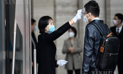 - တရုတ်နိုင်ငံ ကွမ်တုန်းပြည်နယ်ရှိ နိုင်ငံတကာလေဆိပ်တစ်ခုတွင် ဆေးဝန်ထမ်းတစ်ဦးက ခရီးသည်များအား ကိုယ်အပူချိန်စစ်ဆေးပေးနေစဉ်(ဆင်ဟွာ)