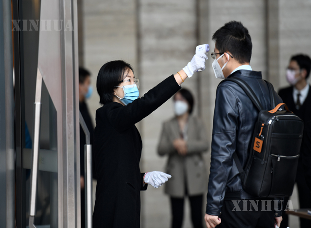 - တရုတ်နိုင်ငံ ကွမ်တုန်းပြည်နယ်ရှိ နိုင်ငံတကာလေဆိပ်တစ်ခုတွင် ဆေးဝန်ထမ်းတစ်ဦးက ခရီးသည်များအား ကိုယ်အပူချိန်စစ်ဆေးပေးနေစဉ်(ဆင်ဟွာ)