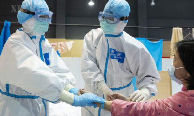 တရုတ် နိုင်ငံ ဝူဟန့်မြို့ ကျန်းရှ ခရိုင်ရှိ ယာယီဆေးရုံ၌ တရုတ်တိုင်းရင်းဆေးပညာဖြင့် လူနာများအား ကုသပေးနေသည်ကို ဖေဖော်ဝါရီ ၂၅ ရက်က တွေ့ရစဉ်(ဆင်ဟွာ)