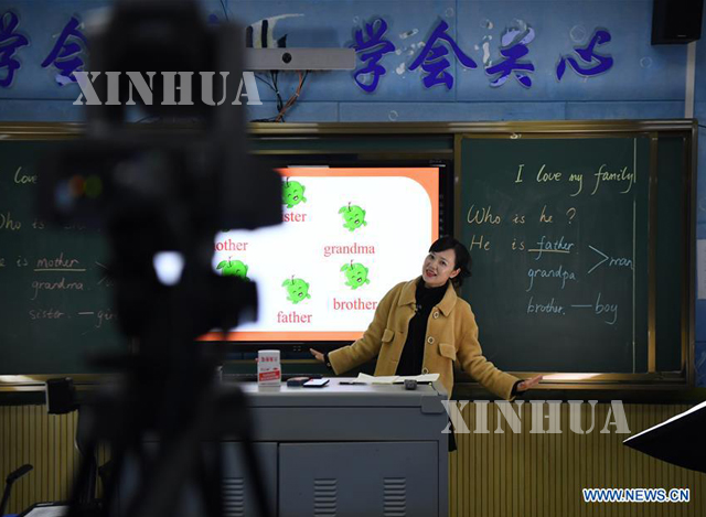 တရုတ်နိုင်ငံ ဟူနန်ပြည်နယ် ချန်ရှားမြို့ရှိ Lushan International Experimental မူလတန်းကျောင်းတွင် ပညာသင်ကြားနေသော ကျောင်းသားများအတွက် နေအိမ်မှပင် သင်ခန်းစာများ လေ့လာနိုင်ရန် အွန်လိုင်းသင်ကြားခြင်းစနစ်ဖြင့် သင်ကြားပေးနေသည်ကို တွေ့ရစဉ် (ဆင်ဟွာ)
