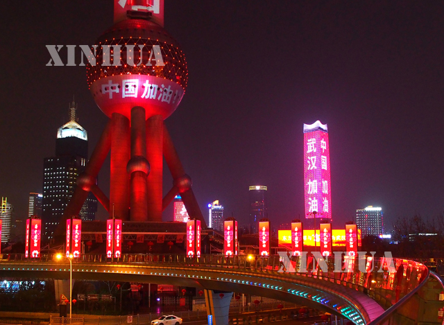 ဝူဟန့်မြို့ကို အားပေးသည့် စာတမ်းများအား ရောင်စုံမီးအလင်းရောင်များဖြင့် သရုပ်ဖော်ထားသည်ကို တရုတ်နိုင်ငံရှိ မြို့များတွင် တွေ့ရစဉ် (ဆင်ဟွာ)