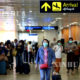 ရန်ကုန် အပြည်ပြည်ဆိုင်ရာ လေဆိပ်၌ ခရီးသည်များအား တွေ့ရစဉ်(ဆင်ဟွာ)