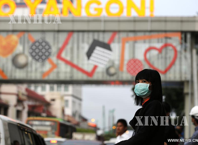 ရန်ကုန်မြို့ရှိ ကားမှတ်တိုင် တစ်ခုတွင် Mask တပ်ဆင်၍ သွားလာသူ တစ်ဦးအား ၂၀၁၇ ခုနှစ် ဇူလိုင်လက တွေ့ရစဉ်(ဆင်ဟွာ)