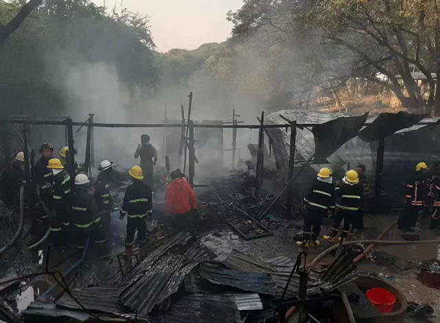 နေအိမ်များ မီးလောင်ကျွမ်းမှုအား ငြှိမ်းသတ်နေစဉ်(MOI)