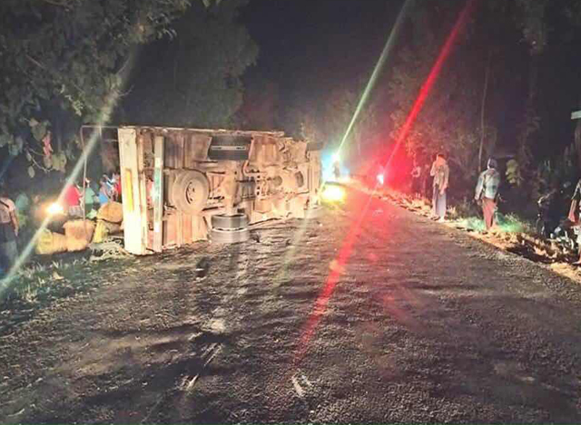 ရန်ကုန်-ပုသိမ် ကားလမ်းပေါ်၌ ယာဉ်တိုက်မှုကြောင့် တိမ်းမှောက်သွားသောမော်ကားအားတွေ့ရစဉ်(ပြည်ထဲရေး)