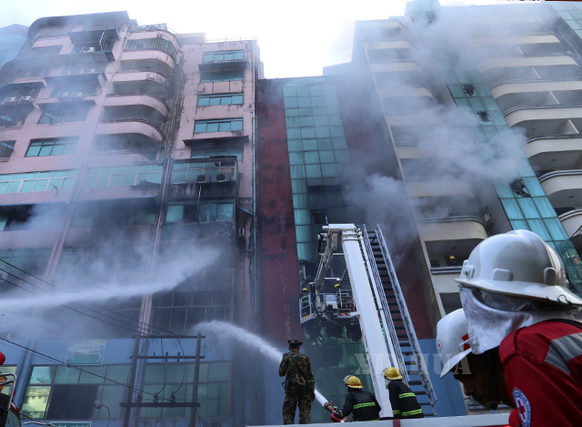 လသာမြို့နယ်လမ်းမတော်လမ်းရှိ သံဈေးတွင် မီးလောင်နေမှုအား မီးသတ်ဦးစီးဌာနမှ တပ်ဖွဲ့ဝင်များ ငြှိမ်းသတ်နေစဉ် (ဆင်ဟွာ)