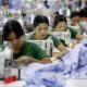 ပြည်တွင်း အထည်ချုပ်လုပ်ငန်းခွင်အတွင်း လုပ်သားများအလုပ်လုပ်ကိုင်နေမှုအား တွေ့ရစဉ်(ဆင်ဟွာ)