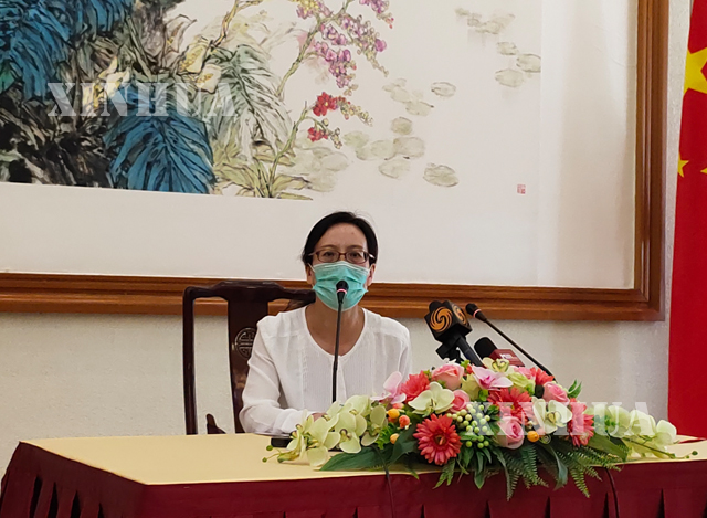 မြန်မာနိုင်ငံဆိုင်ရာ တရုတ်ပြည်သူ့သမ္မတနိုင်ငံ သံရုံးမှ ယာယီ တာဝန်ခံ ဒေါ်နွဲ့ကလျာက ရှင်းလင်း ပြောကြားနေစဉ်(ဆင်ဟွာ)