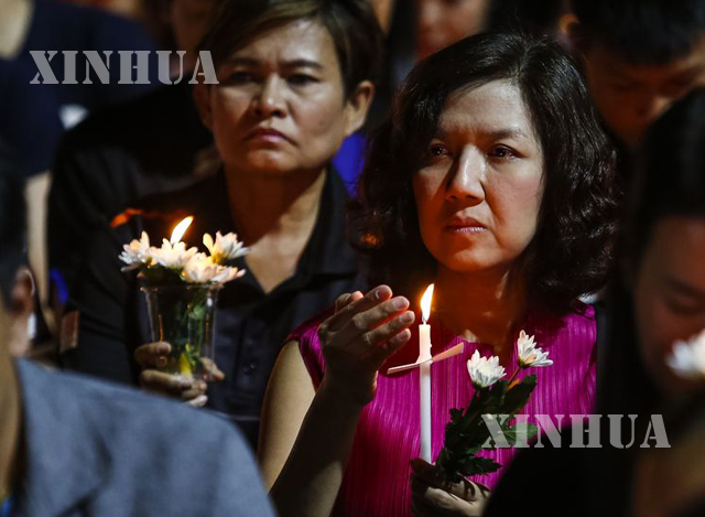 ထိုင်းပြည်သူများက ဖေဖော်ဝါရီ ၈ ရက်တွင် ဖြစ်ပွားခဲ့သော ပစ်ခတ်မှုအတွင်း အသက်သေဆုံးသွားသူများအတွက် ဆုတောင်းမေတ္တာပို့သနေစဉ်(ဆင်ဟွာ)