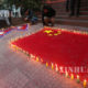 တရုတ်နိုင်ငံ၏ နိုဗယ် ကိုရိုနာဗိုင်းရပ်စ် တိုက်ဖျက်ရေးအား ထောက်ခံသည့်အခမ်းအနား၌ ဖယောင်းတိုင်မီးထွန်းဆုတောင်းပွဲ ပြုလုပ်စဉ် (ဆင်ဟွာ)