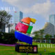တရုတ်နိုင်ငံ ရှမန်မြို့တွင် ပြုလုပ်သည့် ၉ ကြိမ်မြောက် BRICS ထိပ်သီးအစည်းအဝေး လိုဂိုအား တွေ့ရစဉ် (ဆင်ဟွာ)