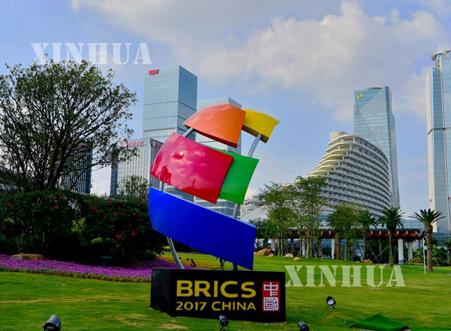 တရုတ်နိုင်ငံ ရှမန်မြို့တွင် ပြုလုပ်သည့် ၉ ကြိမ်မြောက် BRICS ထိပ်သီးအစည်းအဝေး လိုဂိုအား တွေ့ရစဉ် (ဆင်ဟွာ)