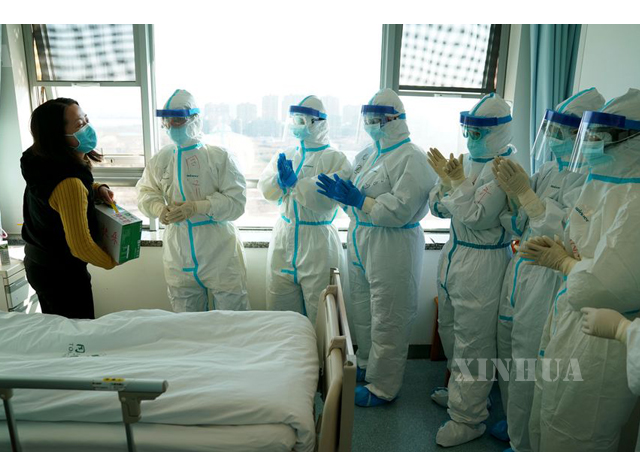 ိုရိုနာအဆုတ်ရောင်ရောဂါ ပျောက်ကင်း၍ ဝူဟန့်ဆေးရုံမှ ဆင်းခွင့်ရတော့မည့် လူနာမစ္စယန်းအား ဆေးရုံဝန်ထမ်းများက မွေးနေ့လက်ဆောင်ပေးအပ်နေစဉ်(ဆင်ဟွာ)