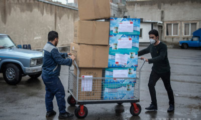 တရုတ်နိုင်ငံမှ ပေးလှူသော နှာခေါင်းစည်းသေတ္တာပုံးများအား ဖေဖော်ဝါရီ ၂၅ ရက်က တွေ့ရစဉ် (ဆင်ဟွာ)